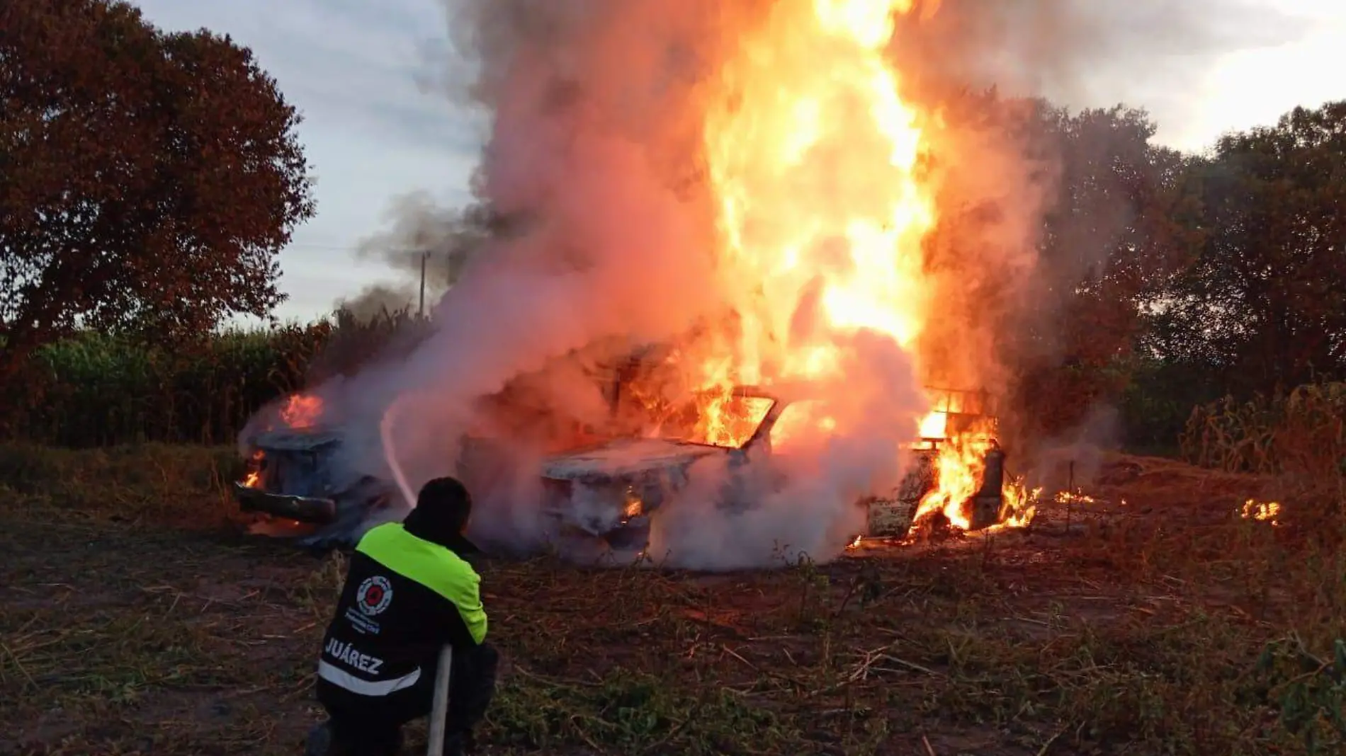 SE INCENDIAN CAMIONETAS UNO